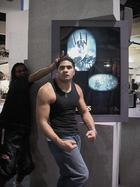 Fooling Around at ComicCon 2002 - 480x640, 98kB