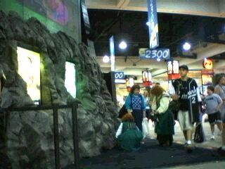 Hobbits at the New Line Booth - 320x240, 18kB