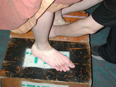 Behind the Scenes at Comic-Con - Making Hobbit Feet - 448x336, 29kB