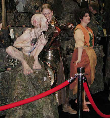 Behind the Scenes at Comic-Con - Guarding Gollum - 434x465, 46kB