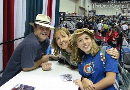 Fans pose with Sean Astin - 500x348, 54kB