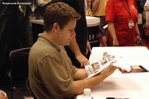 Sean Astin Reads a T-Shirt - 500x332, 60kB
