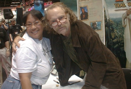 Brad Dourif Poses for a Photo - 561x382, 46kB