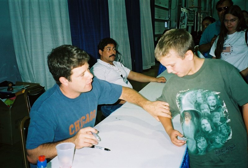 More WizardWorld Chicago 2003 Images - 'Am I on There?' - 800x540, 80kB