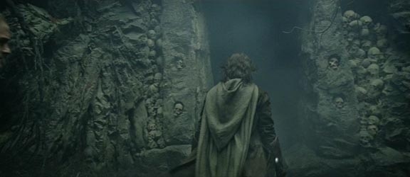Aragorn Enters The Paths Of The Dead - 576x250, 51kB