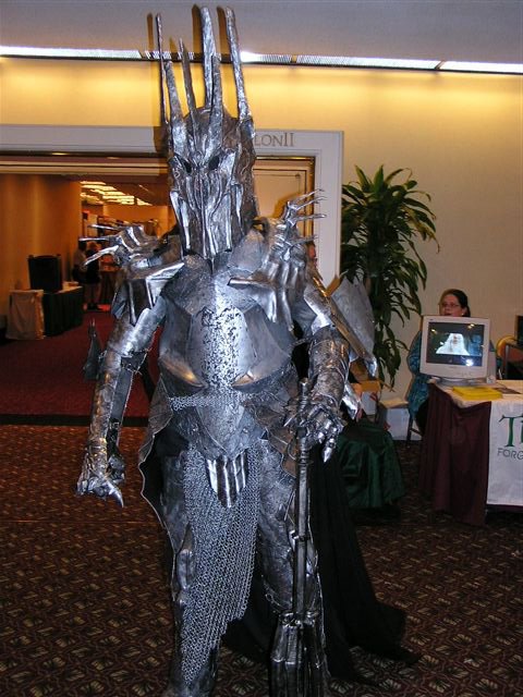 Dragon*Con 2003 Images - Sauron! - 480x640, 77kB