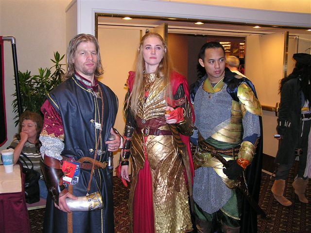 Dragon*Con 2003 Images - Elves and Man Together - 640x480, 76kB