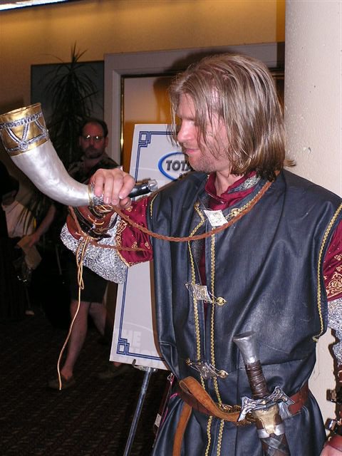 Dragon*Con 2003 Images - The Horn of Gondor - 480x640, 69kB