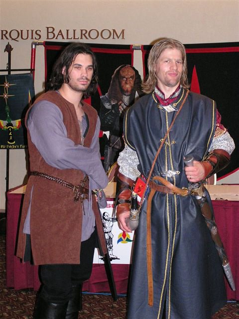 Dragon*Con 2003 Images - Men of Middle-earth - 480x640, 68kB