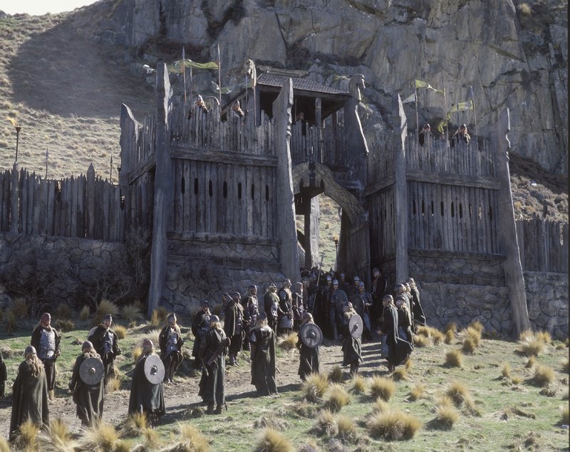 Theodred's Funeral Cortege Emerges From Edoras - 800x634, 135kB