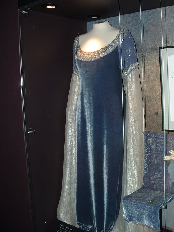Arwen's Blue-Grey Velvet Gown - 600x800, 93kB