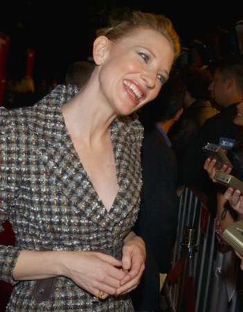 Blanchett at LA Premiere of 'Veronica Guerin' - 351x450, 19kB