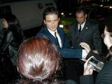 Orlando Bloom greets the fans - (600x450, 64kB)
