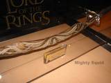 LOTR Props Display at Toys R Us in Times Square - (800x600, 72kB)
