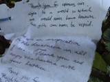 Note of thanks left on grave. - (640x480, 113kB)