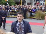 Orlando Bloom Greets the Crowds at the Wellington FOTR Premiere - (800x600, 83kB)