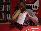 Viggo holding up some signatures - (640x480, 159kB)