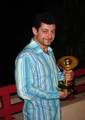 Andy Serkis and his Saturn Award - (400x563, 71kB)