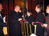 Ian McKellen Signing autographs at the Lyric stage door - (500x375, 45kB)